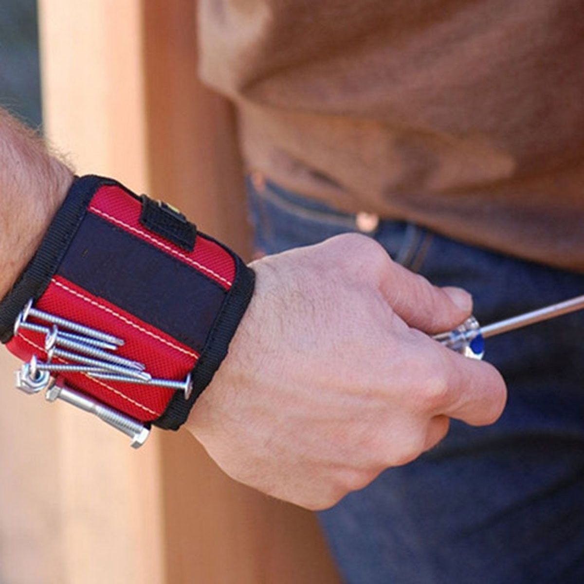 MAGNETIC WRISTBAND PORTABLE